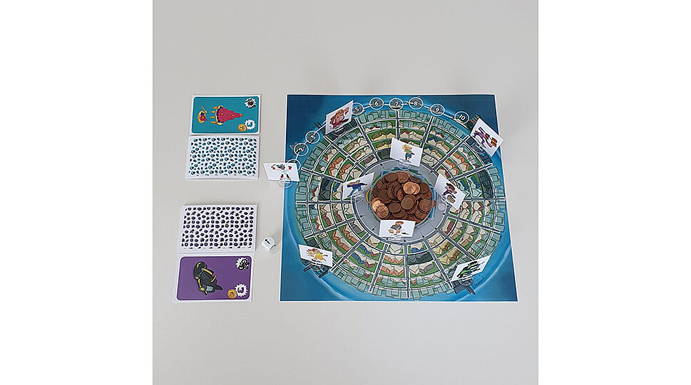 Monilonis -Spielbrett Set-up mit Figuren und Spielkarten, Münzen im Zentrum