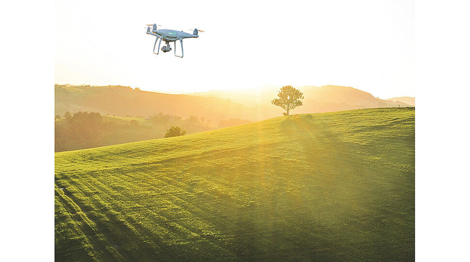 UPdrones-Drone fliegt über Landschaft