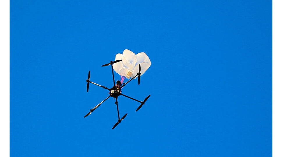 Drone mit weißem Fallschirm