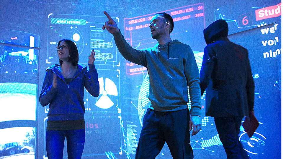 1001 rooms - 3 Personen in Gameshow, in einem digitalen bespielten Raum