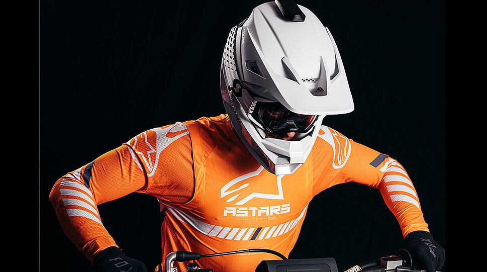 Motocrossfahrer mit Sensor am Helm