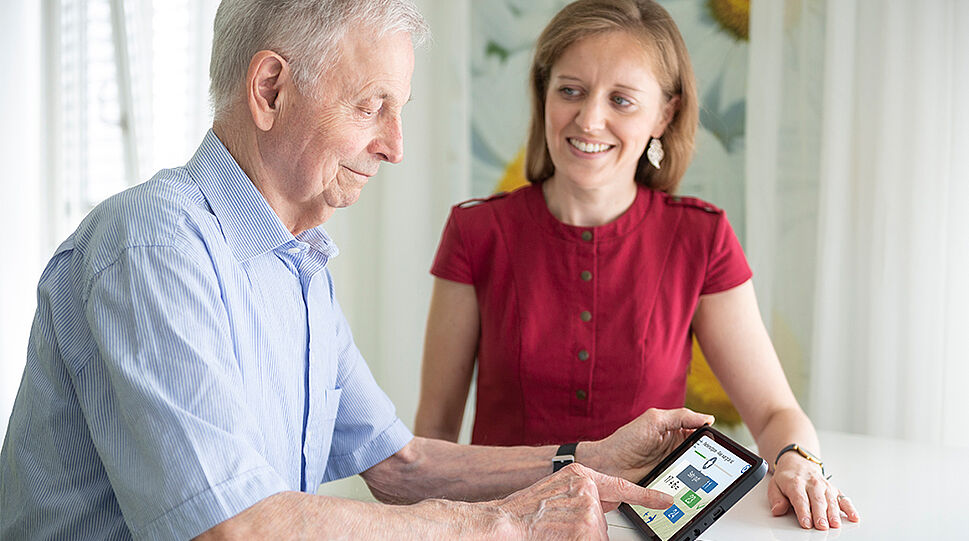 Älterer Mann trainiert am Tablet mit digitaal Life-Spiel