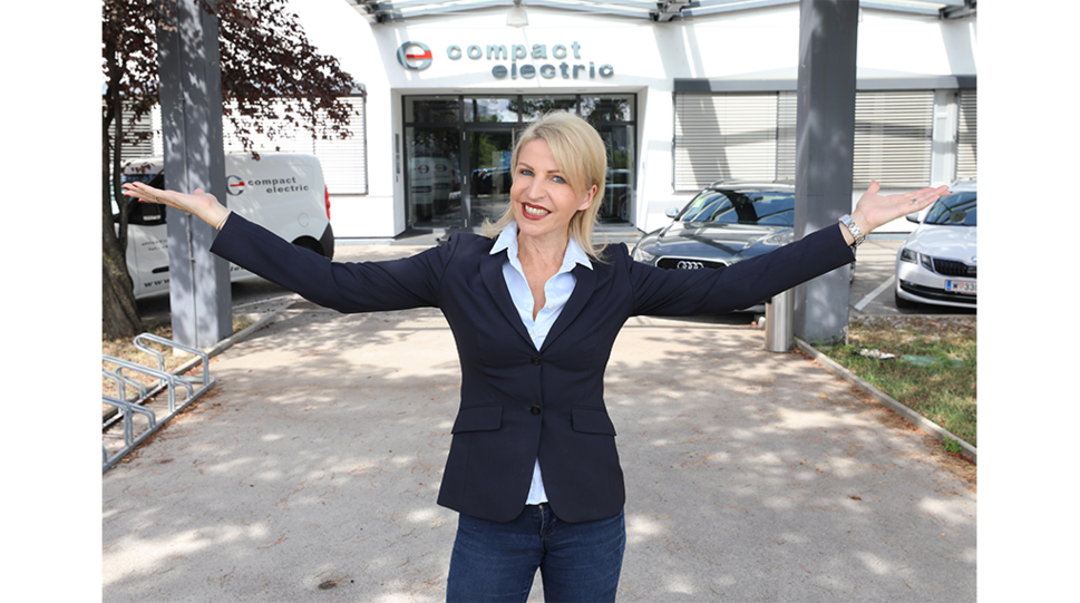 Ulrike Haslauer vor dem compact electric-Firmengebäude