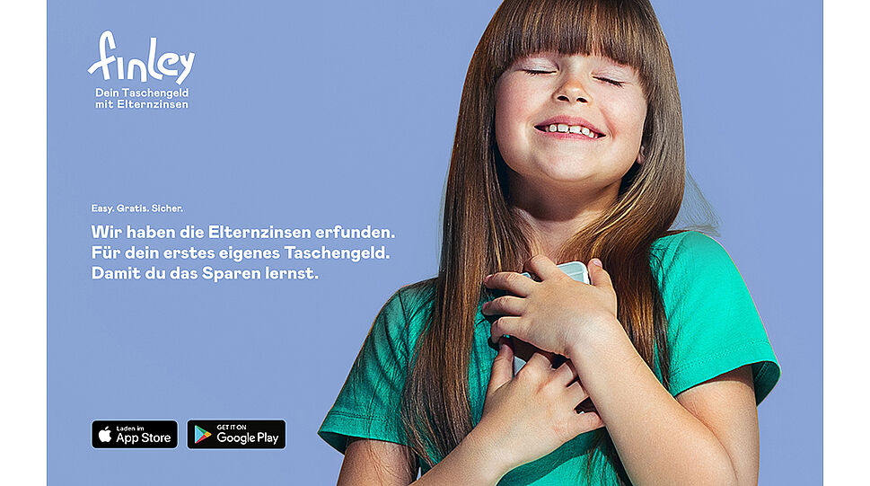 finley-Werbesujet - Kind hält glücklich sein Smartphone