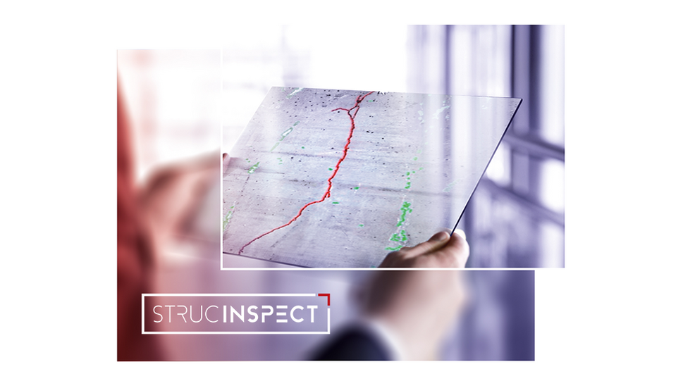 strucinspect-Sujet mit Logo, Mann hat Map in den Händen