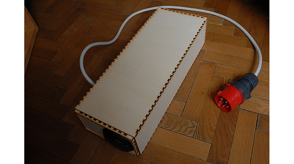 Etonomy Prototyp einer Ladestation - geschlossene Holzkiste mit Elektronik drinnen