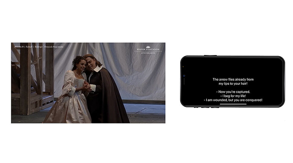 Foto Opernscene und Smartphone-Display mit Oper-Untertiteln