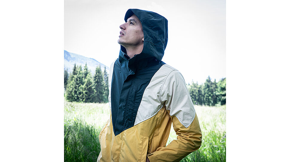 Mann trägt FreyZein-Outdoorjacke im Freien