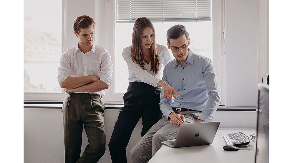 Flasher-Team bei einer Besprechung am Laptop