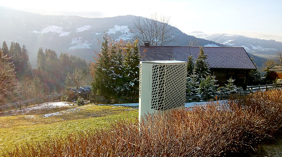 Lambda-Wärmepumpe im Garten eines Hauses