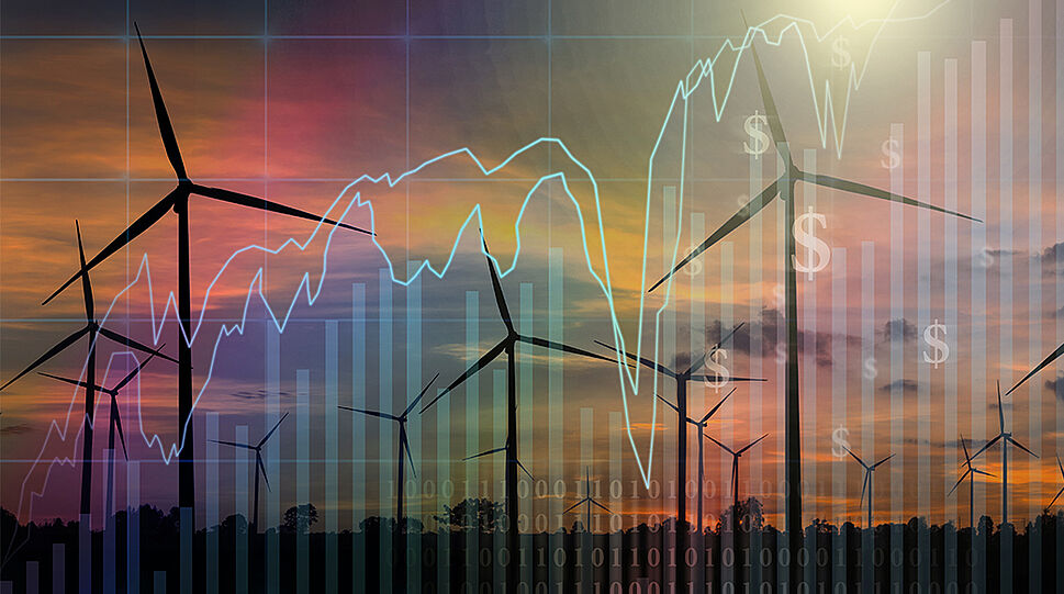 Windräder vor Abendhimmel, davor transparente Diagramme