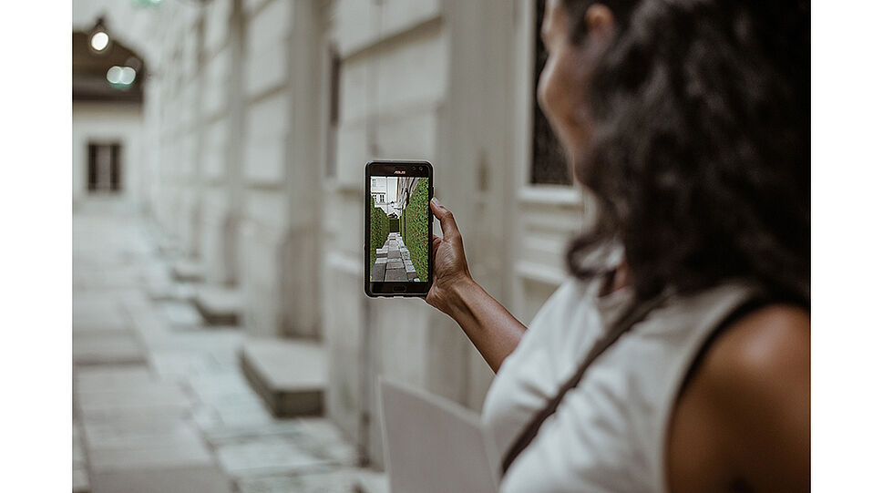 ArchäoNOW - Frau mit Smartphone