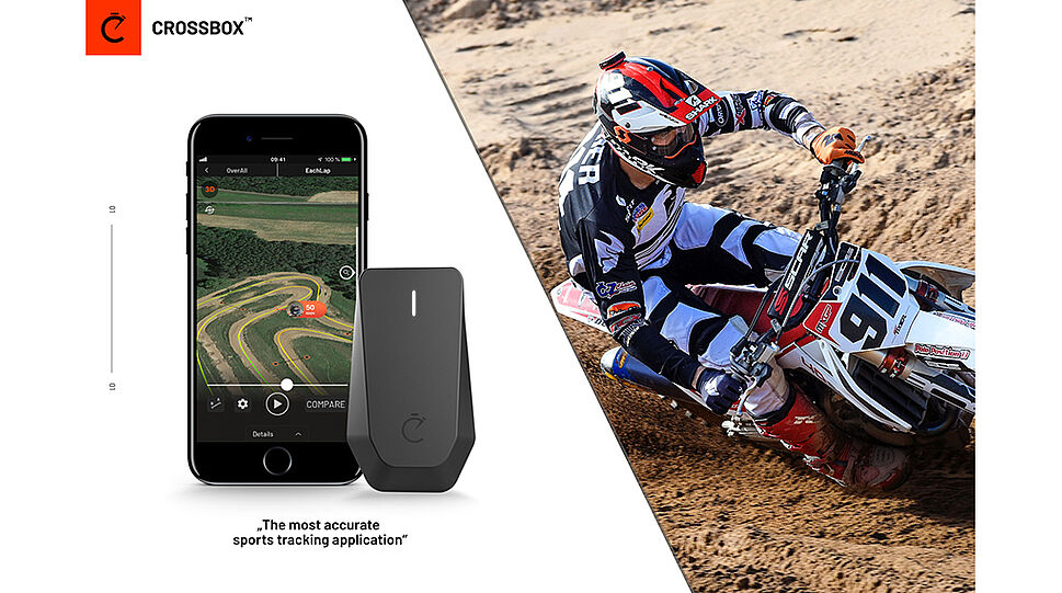 Links Abbildung eines Smartphones mit laufendem Video plus ein Sensor separat - rechts Motorcrossfahrer fährt in eine sandige Kurve