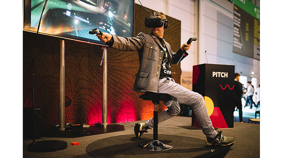 Spieler in Aktion mit VR-Brille, Kontroler und Cybershoes