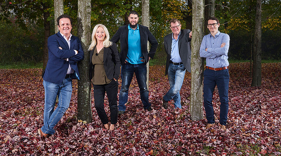 iot40-Teamfoto im Wald