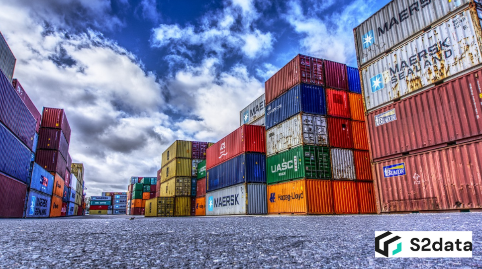 Die S2data-Plattform optimiert mit den Methoden der KI den gesamten Logistikprozess eines Unternehmens. Das Bild zeigt eine große Ansammlung von bunten Frachtcontainern, die in mehreren Reihen und Stapeln in einem Containerdepot gelagert sind. Der Himmel ist teilweise bewölkt. Die bunten Container tragen verschiedene Firmennamen wie Maersk, UASC und Hapag-Lloyd. Die Perspektive des Bildes ist bodennah, was die Größe und Masse der Container betont. © Pixabay