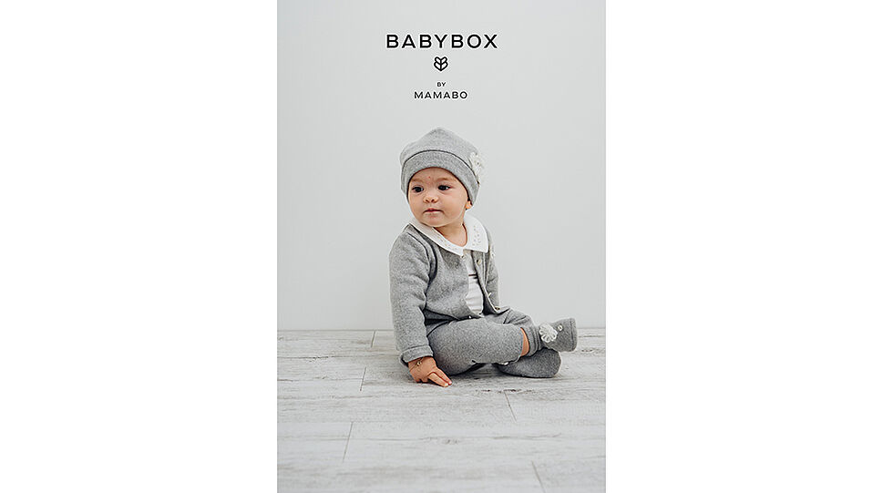 Baby in BabyBox-Bekleidung