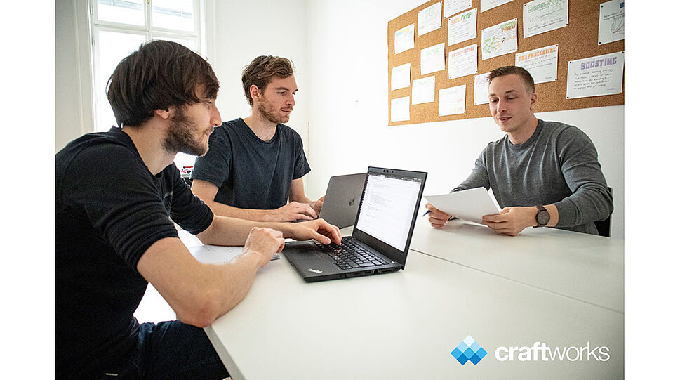 craftworks-Team mit Laptop