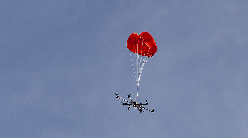 Drone mit rotem Fallschirm