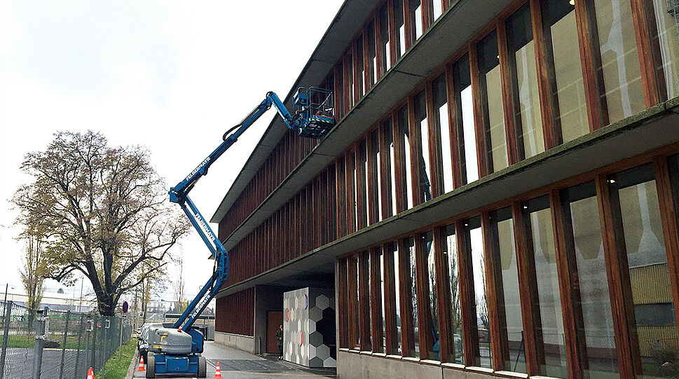 Fensterfront, davor Kran - Montage der BirdShades-Fensterfolien