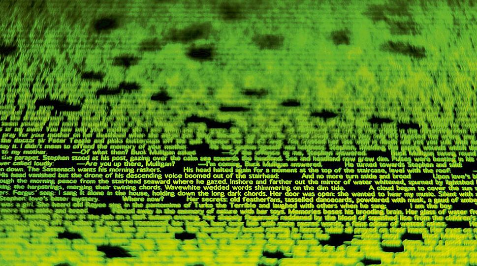 Das Bild zeigt eine Unmenge von winzigen grünen Zeichen vor einem schwarzen Hintergrund. Die Grafik symbolisiert eine ungeordnete Datenmenge.