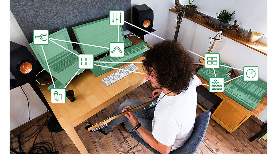 Foto Gitarrist bei der Aufnahme - audevo-Funktionalitäten mit Icons darüber