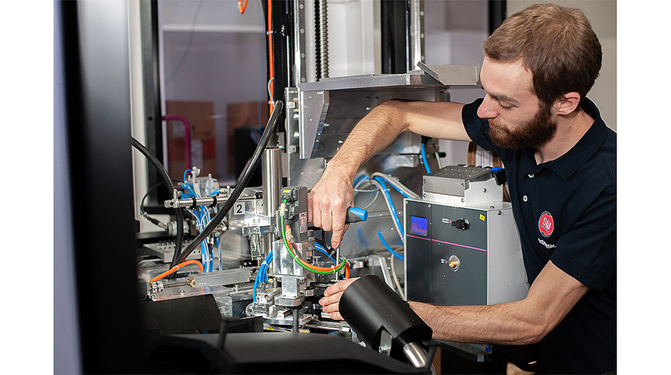 Thomas Wimmer (bei der Montage des Wire Terminals)