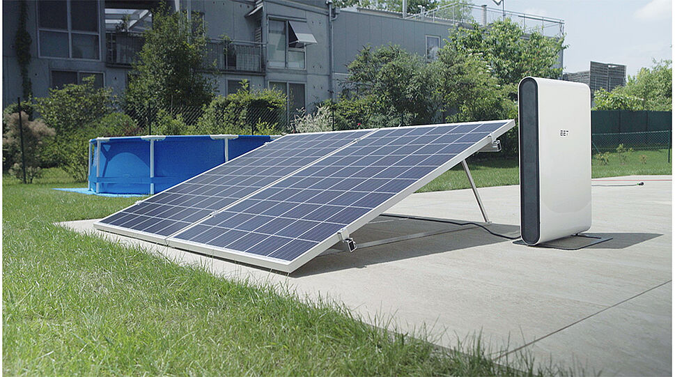 Kleinstkraftwerk auf Terrasse mit großer Photovoltaikfläche