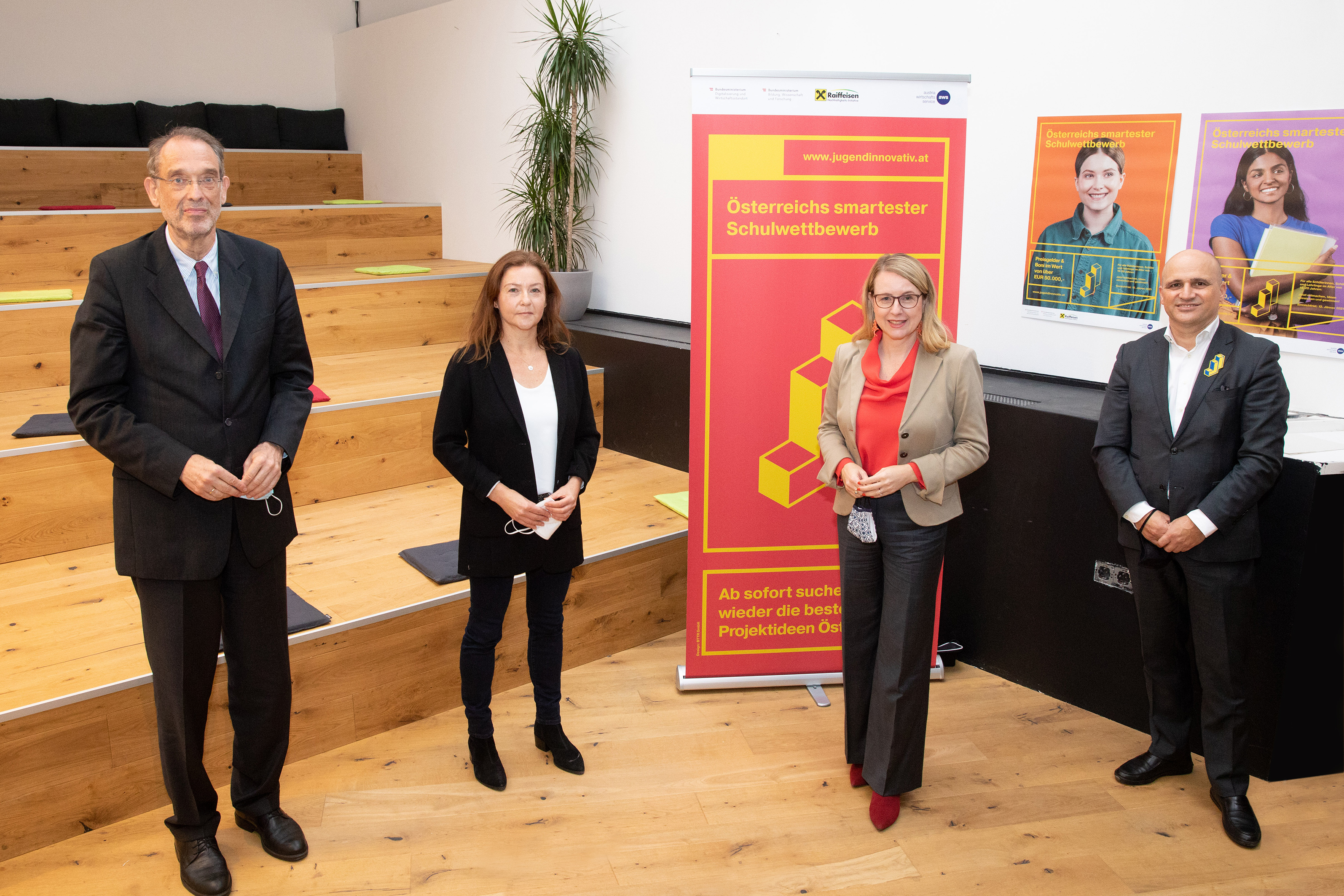 Hintergrundgespräch im Co-Working-Space Tribe Space: Bewerbung der neuen Ausschreibungsrunde Jugend Innovativ 2020/21. FOTO v.l.: HBM Heinz Faßmann, BMBWF, Pädagogin Angelika Pfeifer, HLUW Yspertal, FBM Margarete Schramböck, BMDW, Bernhard Sagmeister, GF aws (Austria Wirtschaftsservice Gesellschaft mbH)